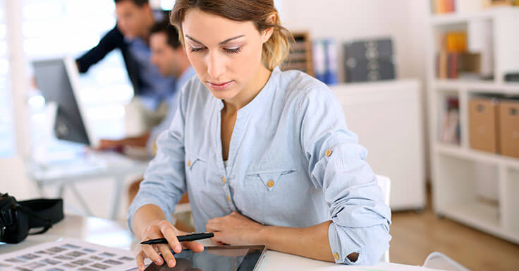 Frau am Laptop