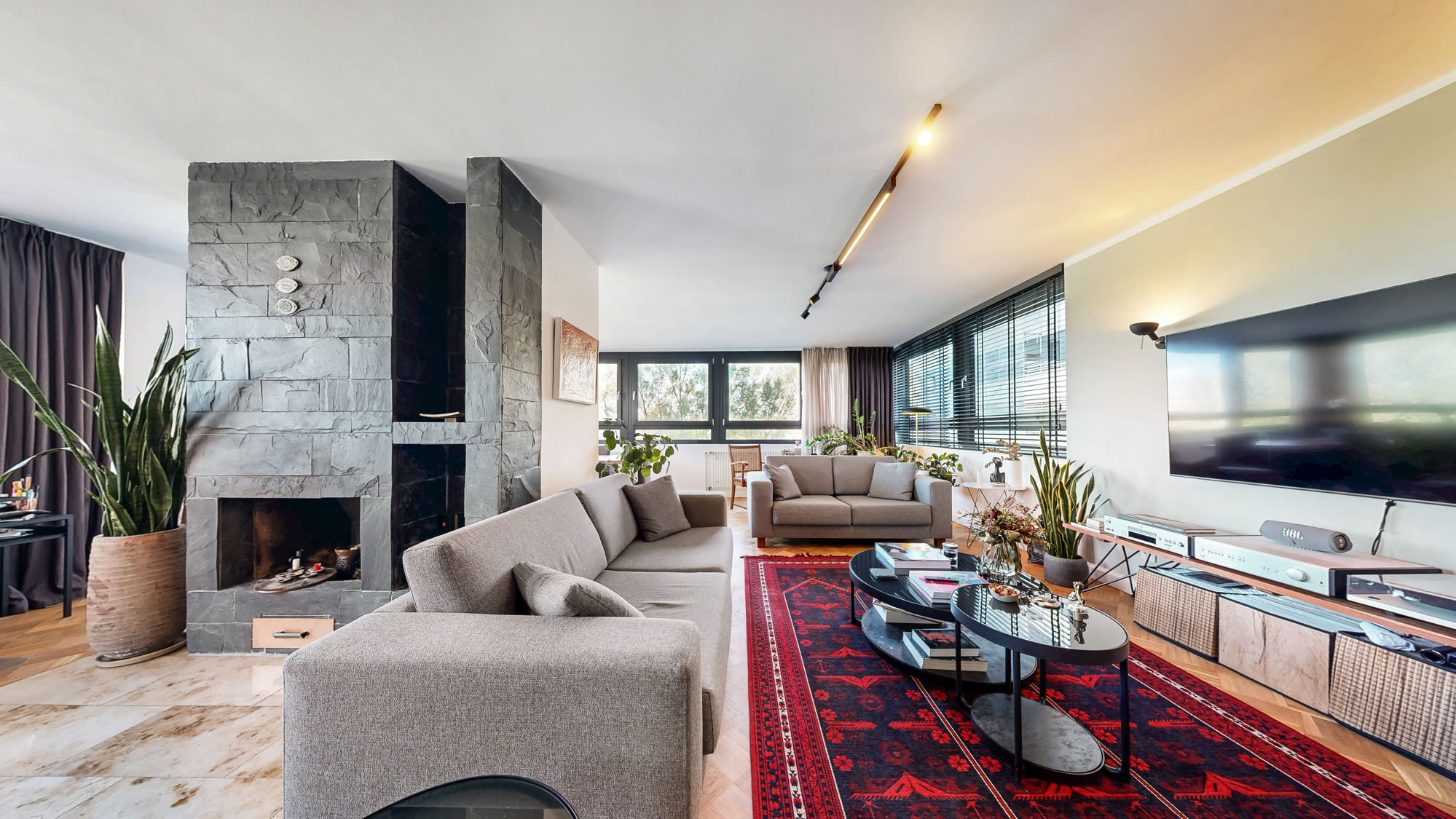 Wohnzimmer mit Kamin